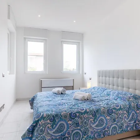 Seaside Flat With Swimming Pool And Private Parking