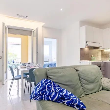 Seaside Flat With Swimming Pool And Private Parking