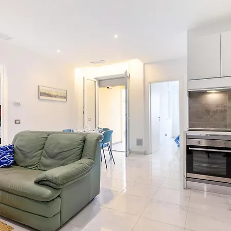 Διαμέρισμα Seaside Flat With Swimming Pool And Private Parking *