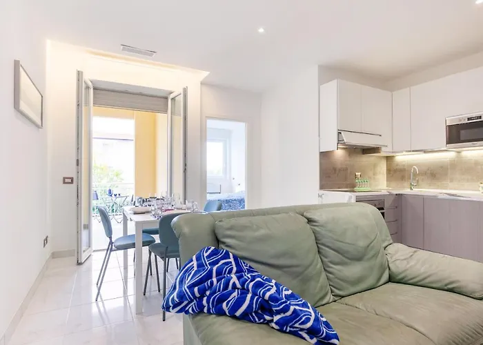 Seaside Flat With Swimming Pool And Private Parking